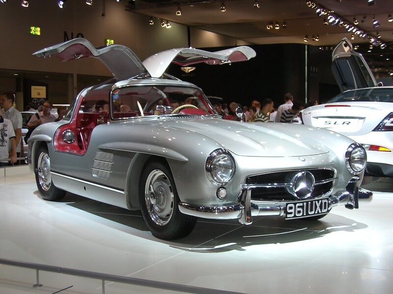 Una imagen de un Mercedes Alas de Gaviota con sus icónicas puertas que se abren hacia arriba, que muestra el diseño clásico, la elegancia y el estilo distintivo de este legendario deportivo.