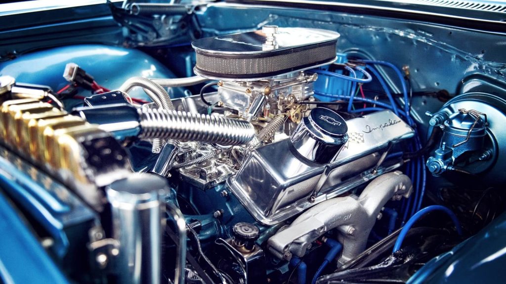 Una vista detallada del motor de combustión interna de un coche, un componente vital para impulsar el vehículo.