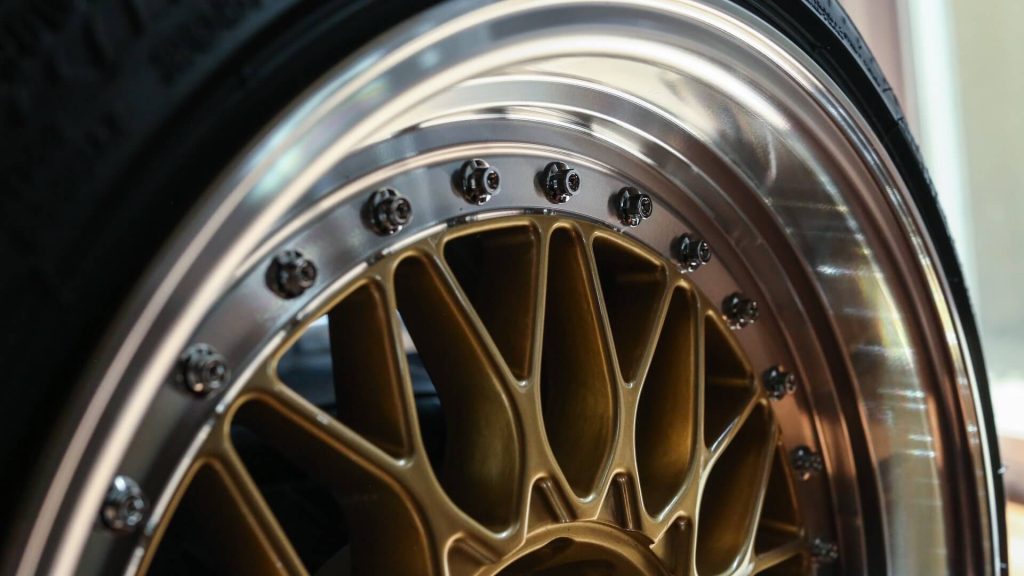 Una toma detallada de una rueda de coche, destacando su diseño, llanta y neumático.